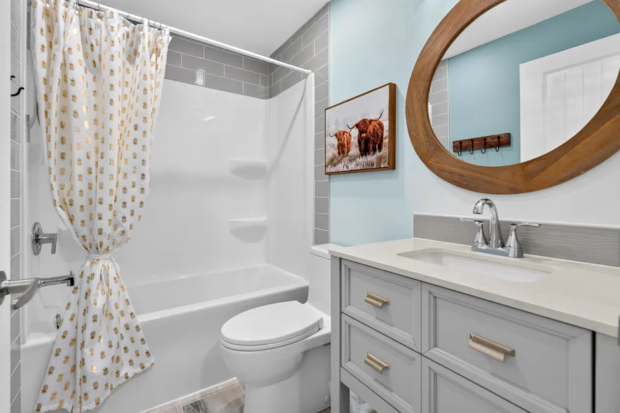 Lower-level 4-piece bath, heated floors